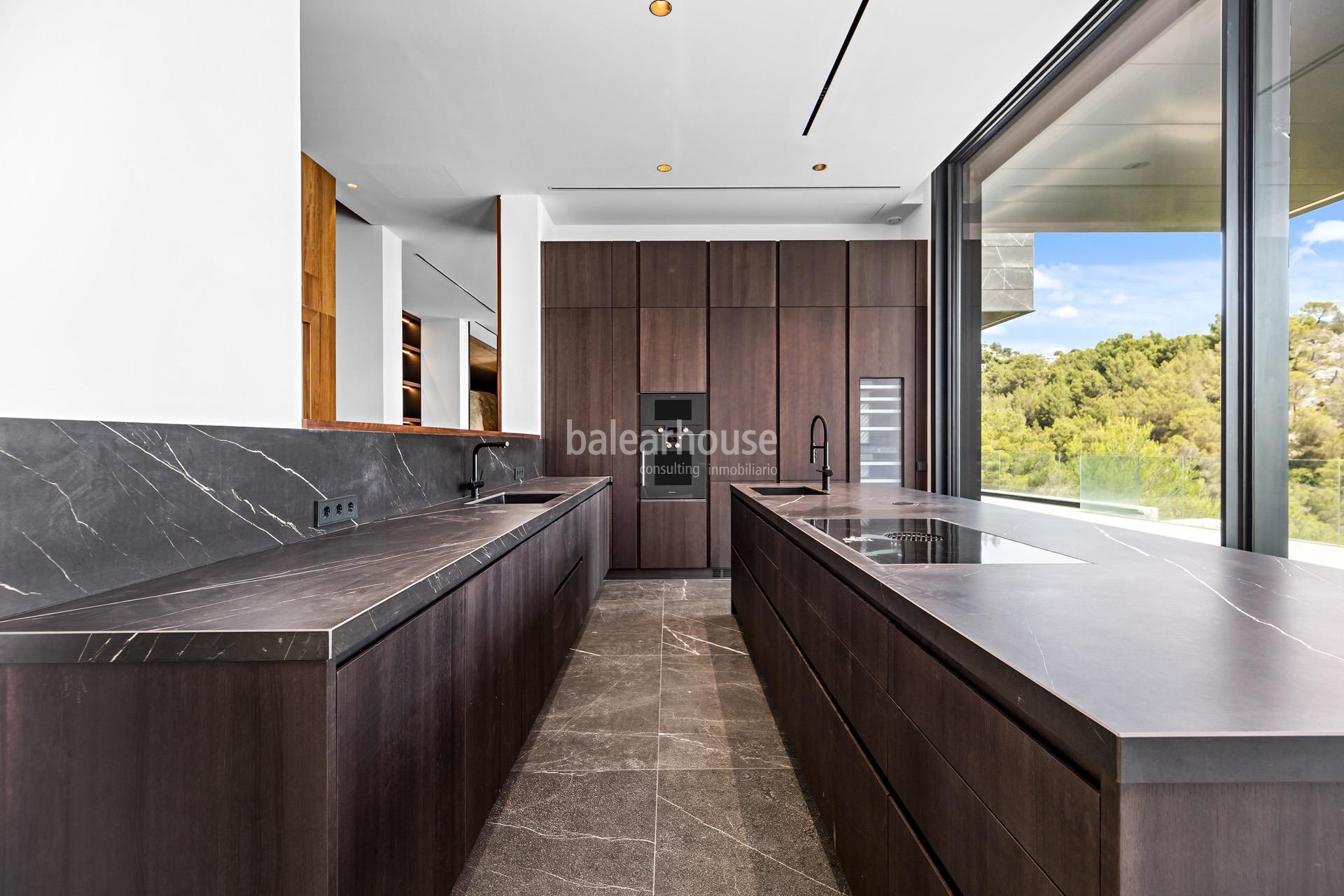 Design and spectacular city views come together in this newly built villa in Son Vida.