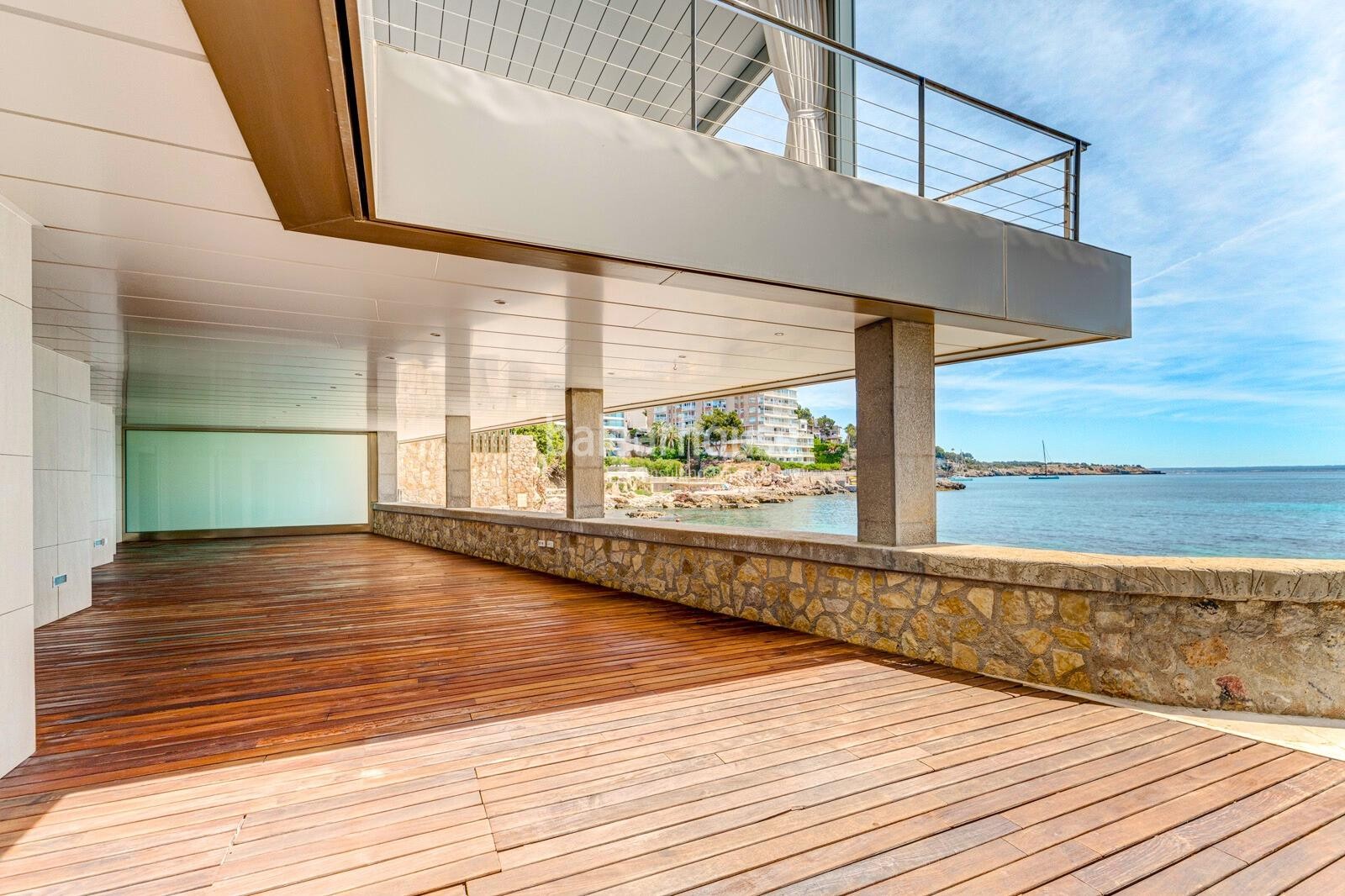 Exclusiva vivienda en primera línea de mar con gran terraza y acceso directo privado al mar
