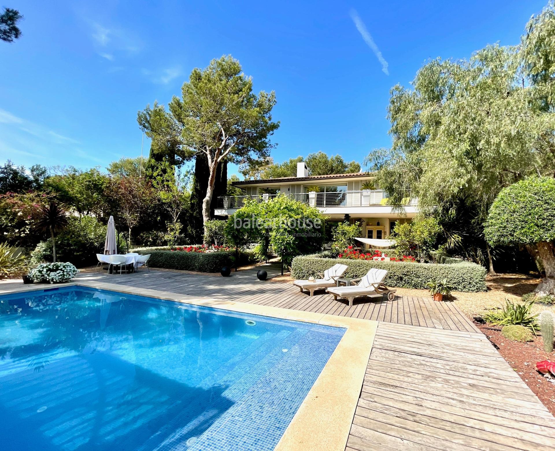 Preciosa villa junto a bonitas calas en Sol de Mallorca con piscina y fresca vegetación mediterránea