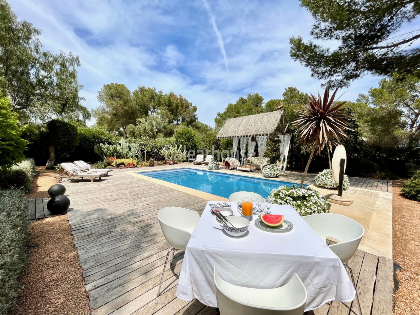 Preciosa villa junto a bonitas calas en Sol de Mallorca con piscina y fresca vegetación mediterránea