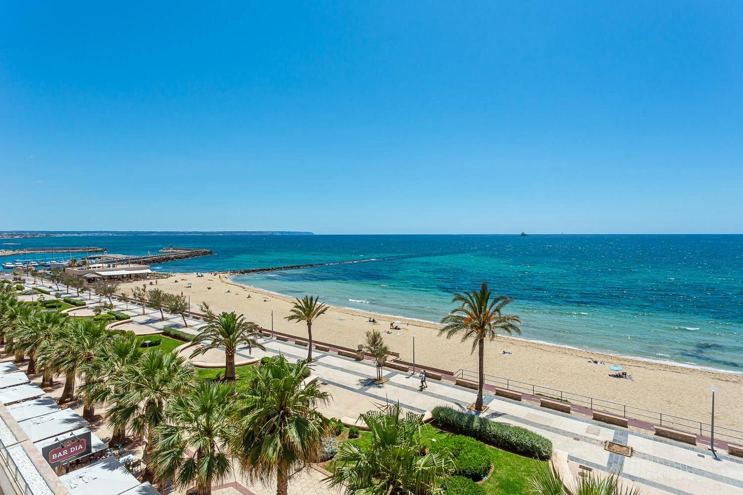 Excellent first line beach flat in Portixol with stunning sea views.