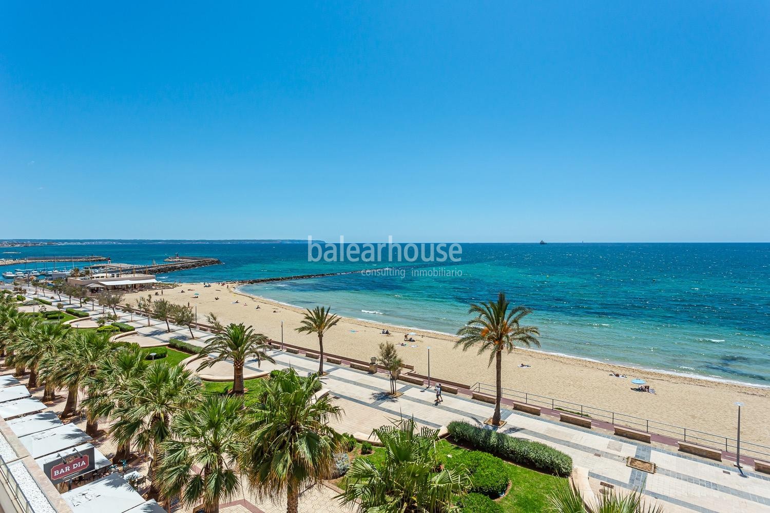 Excellent first line beach flat in Portixol with stunning sea views.