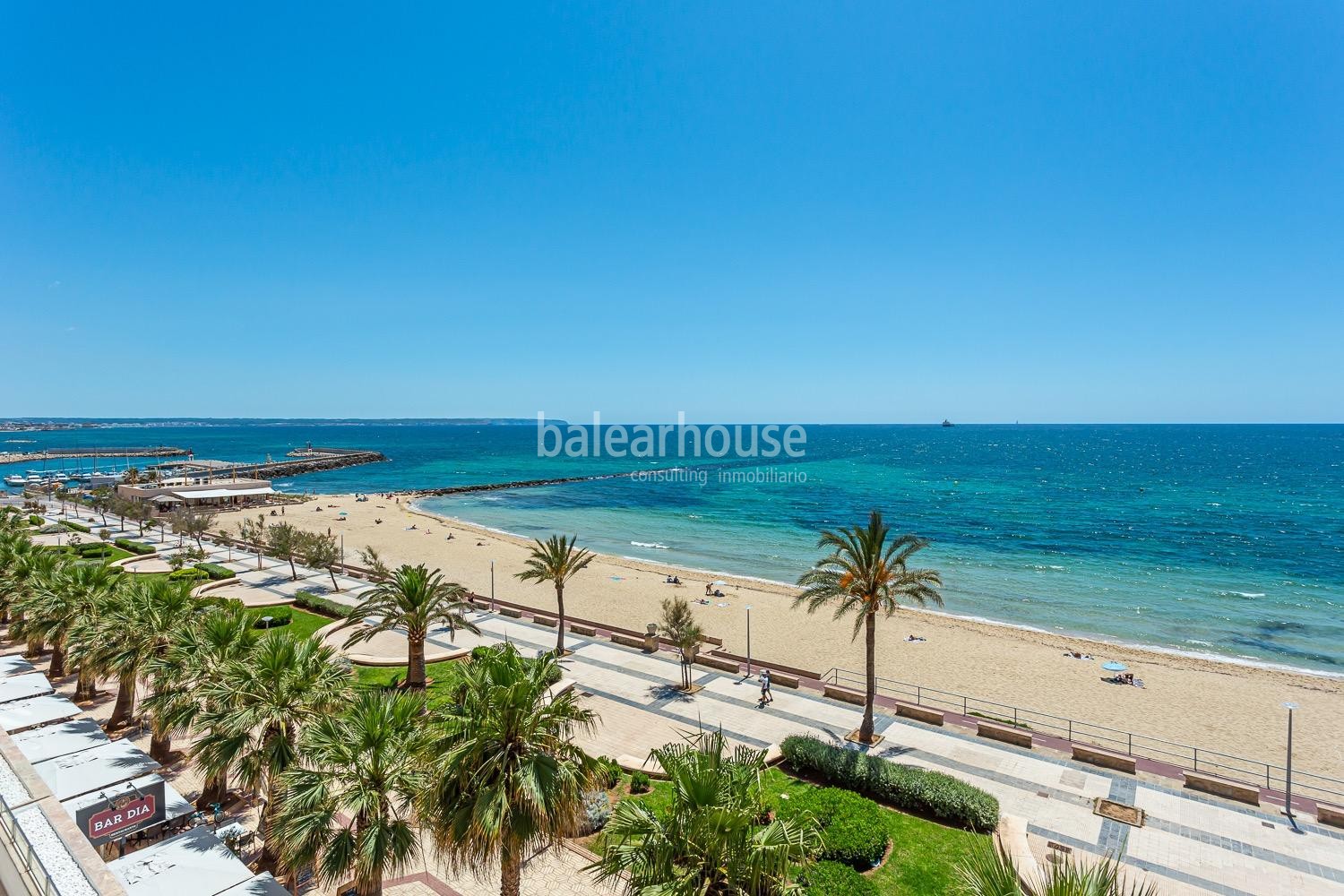 Excelente piso en primera línea de playa en el Portixol con impresionantes vistas al mar.