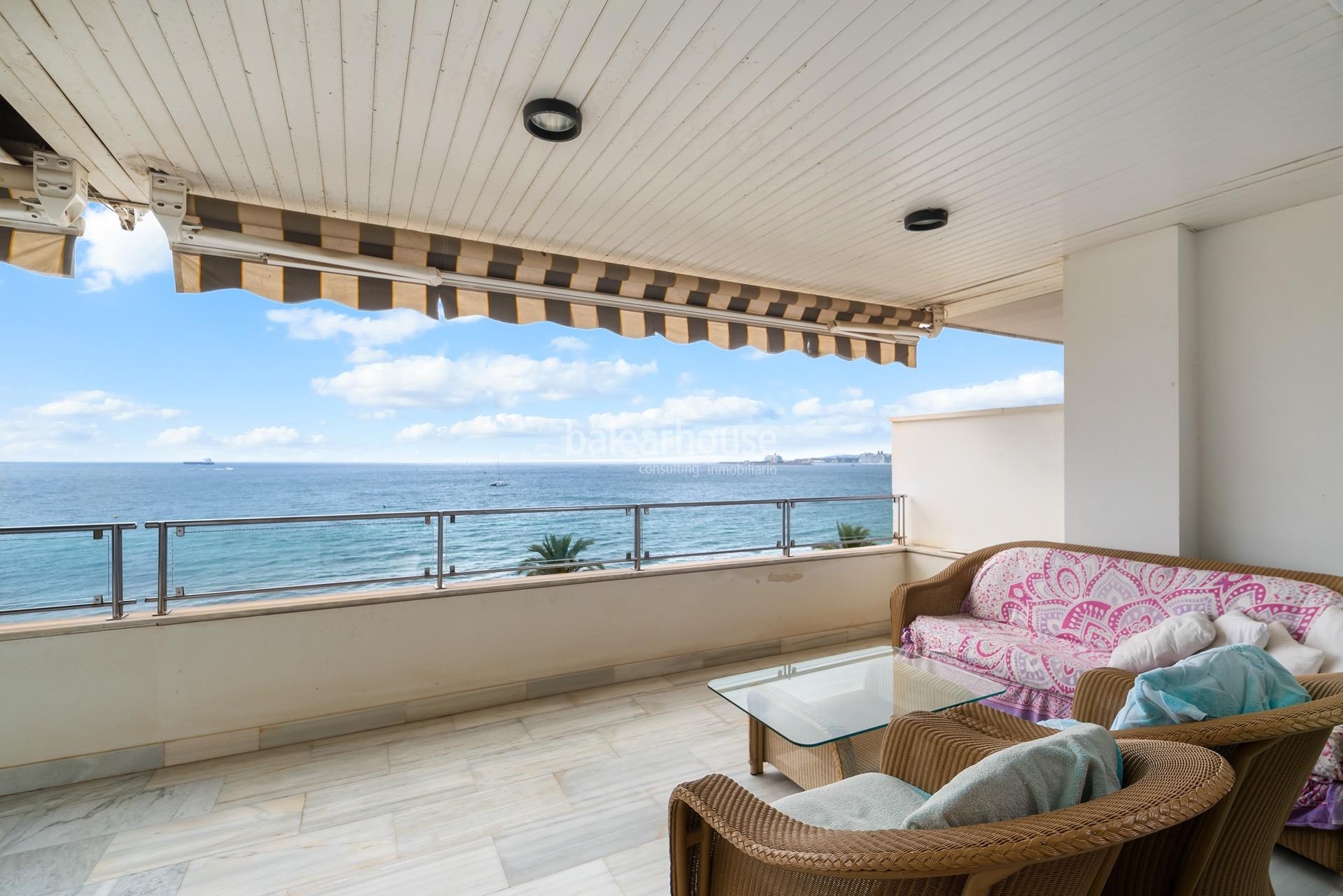 Excellent first line beach flat in Portixol with stunning sea views.