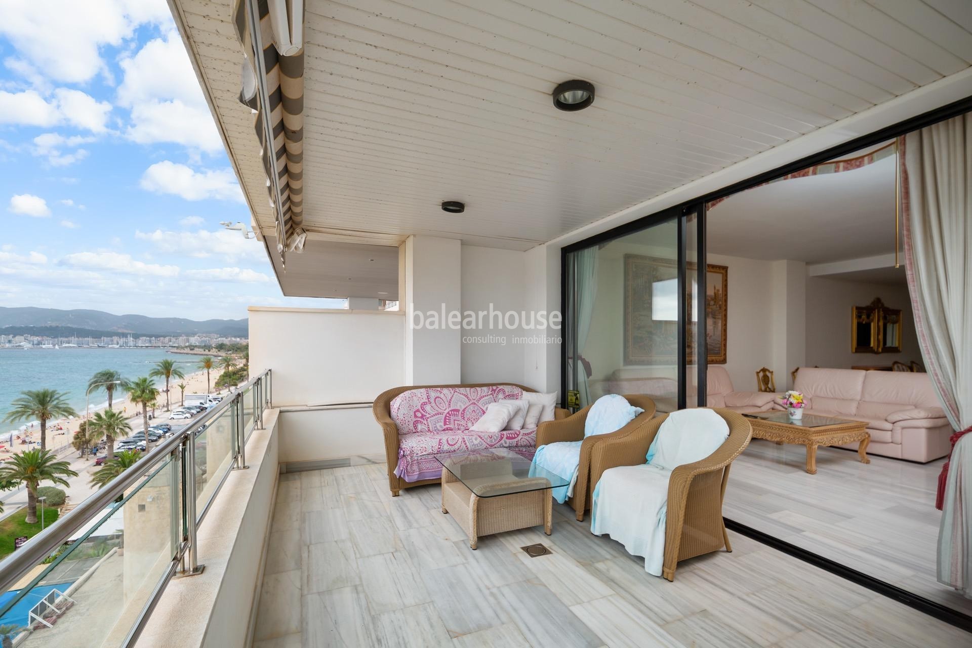 Excellent first line beach flat in Portixol with stunning sea views.