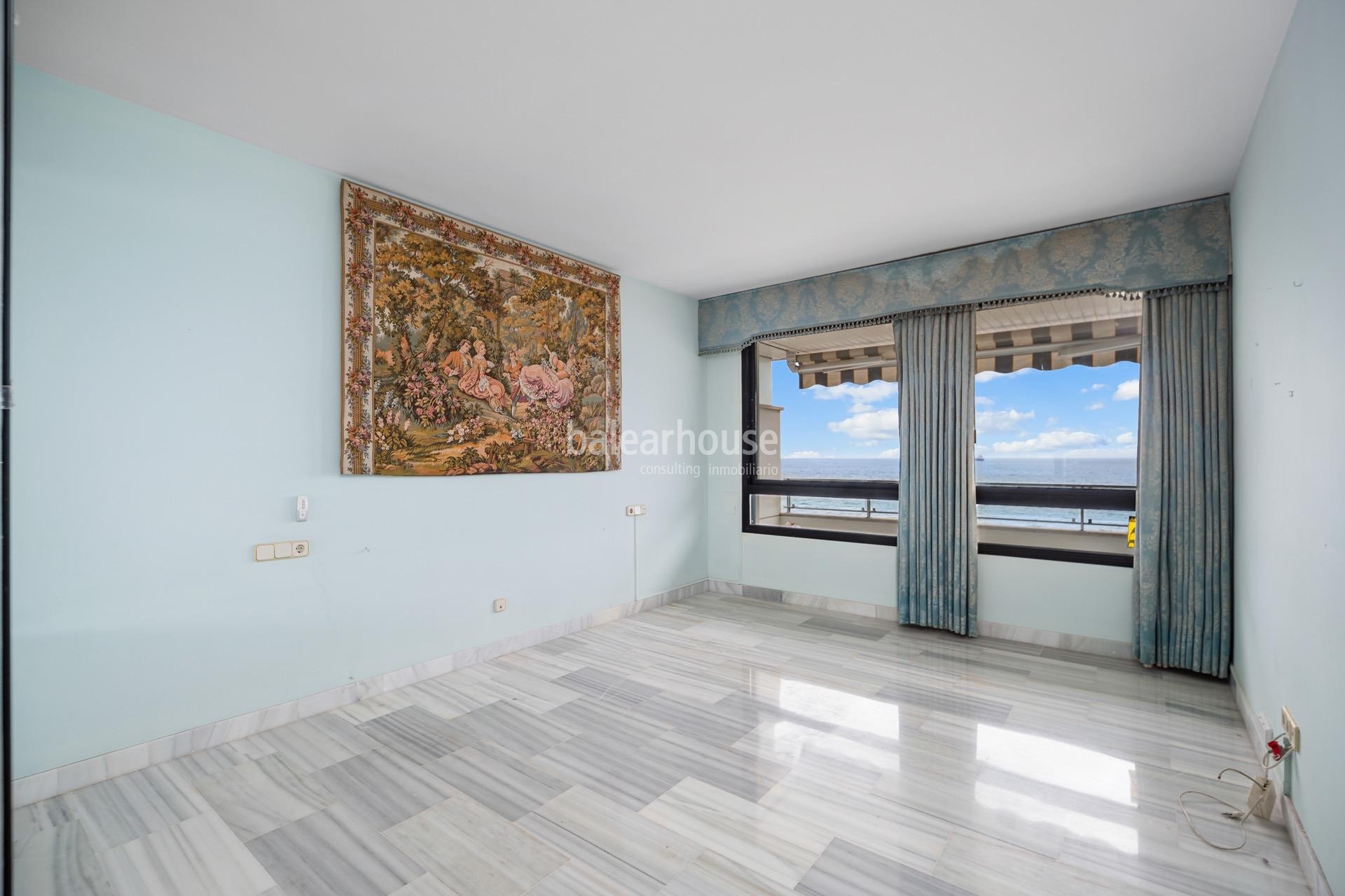 Excellent first line beach flat in Portixol with stunning sea views.