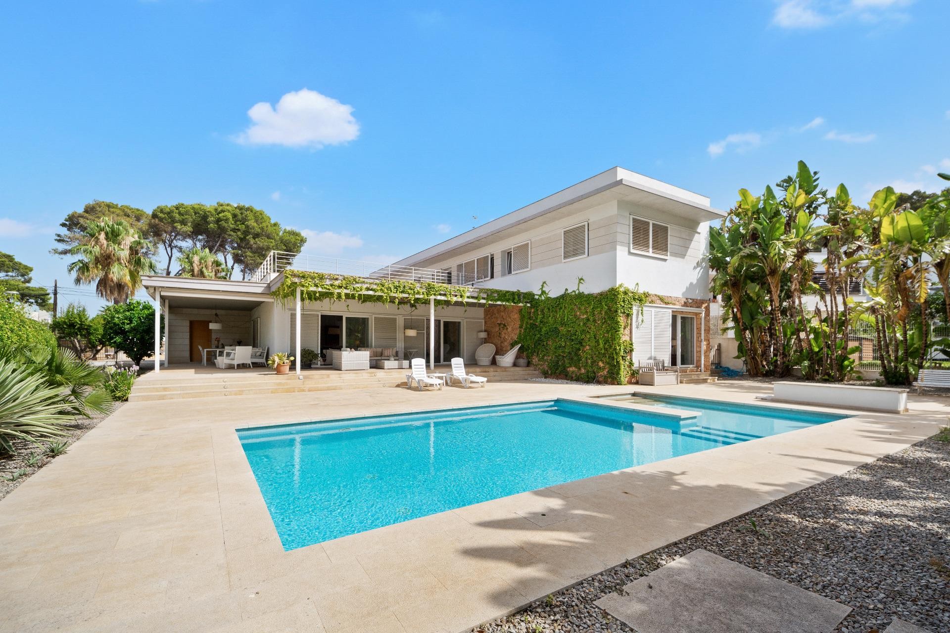 Excelente villa moderna llena de luz con terrazas y gran piscina cerca de la playa de Palma