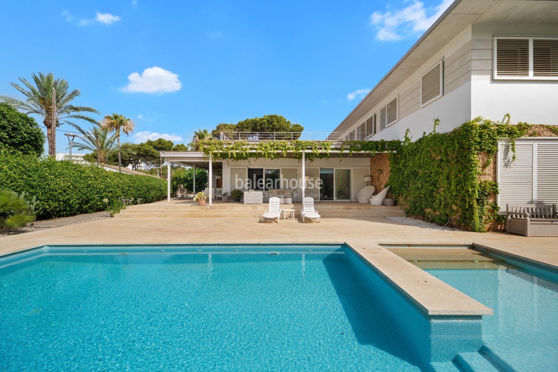 Excelente villa moderna llena de luz con terrazas y gran piscina cerca de la playa de Palma