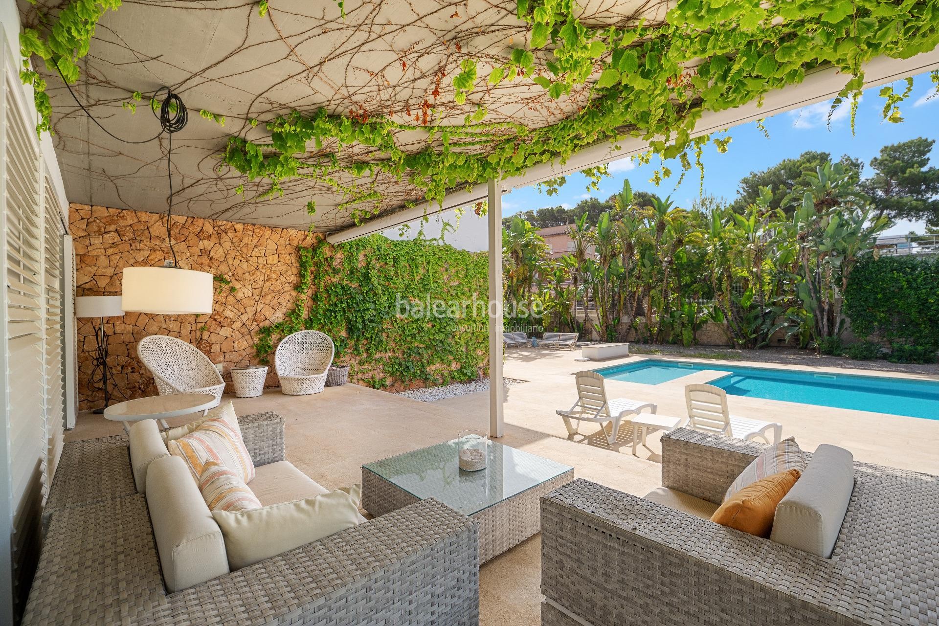 Excelente villa moderna llena de luz con terrazas y gran piscina cerca de la playa de Palma