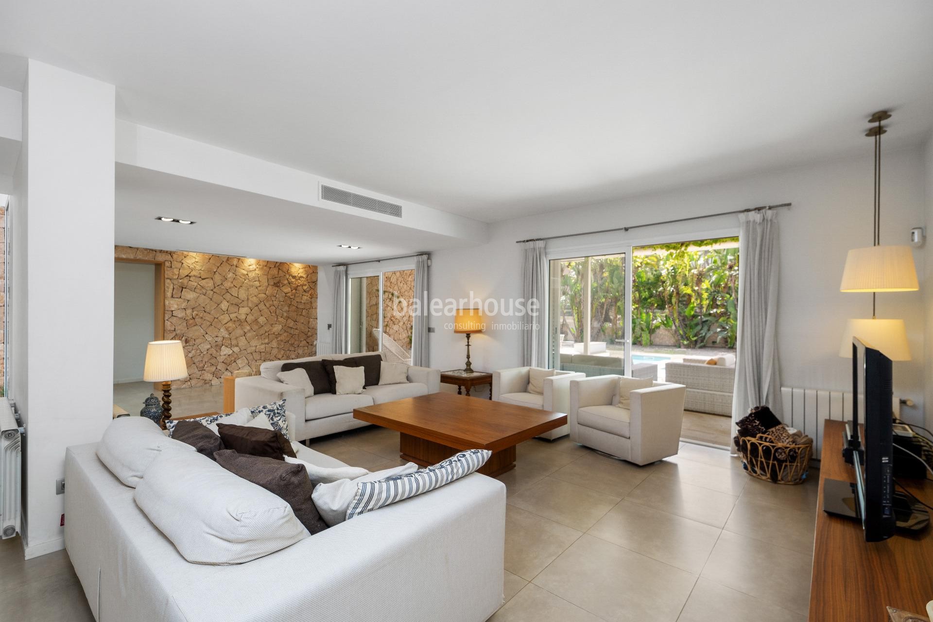 Excellent modern villa with terraces and large swimming pool close to the beach of Palma