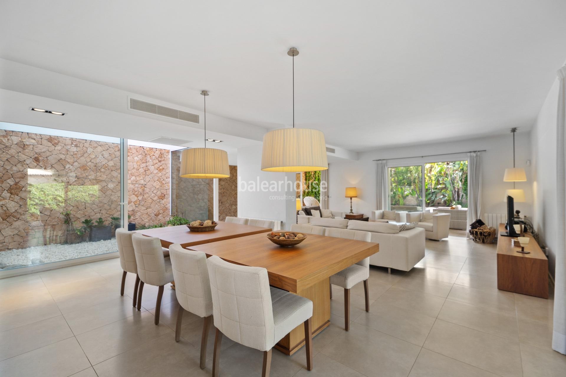 Excellent modern villa with terraces and large swimming pool close to the beach of Palma