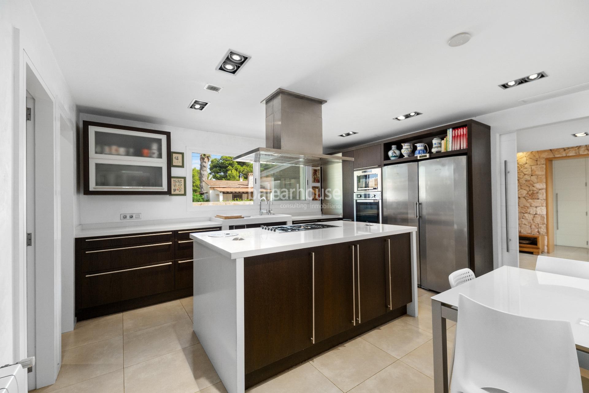 Excellent modern villa with terraces and large swimming pool close to the beach of Palma
