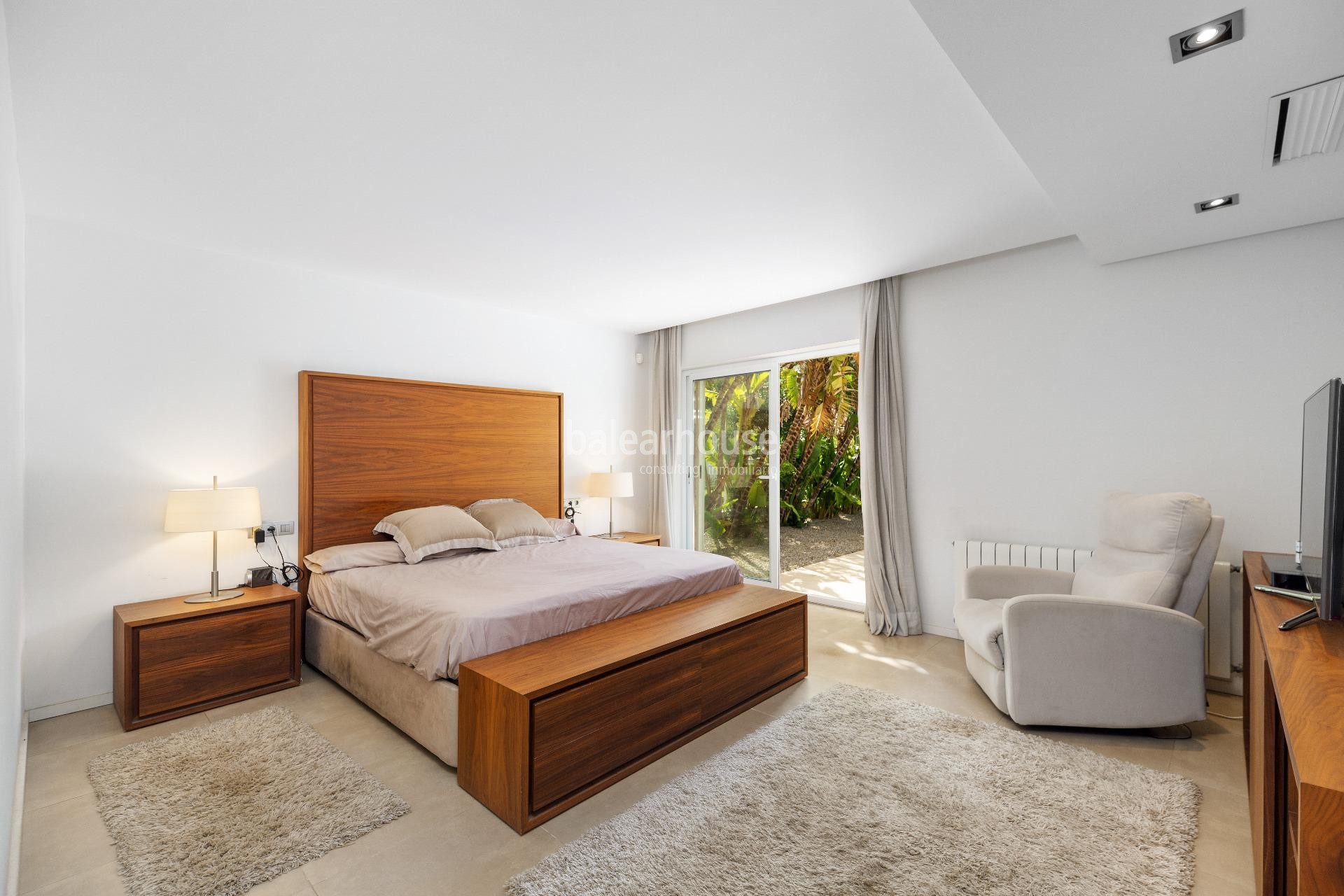 Excellent modern villa with terraces and large swimming pool close to the beach of Palma