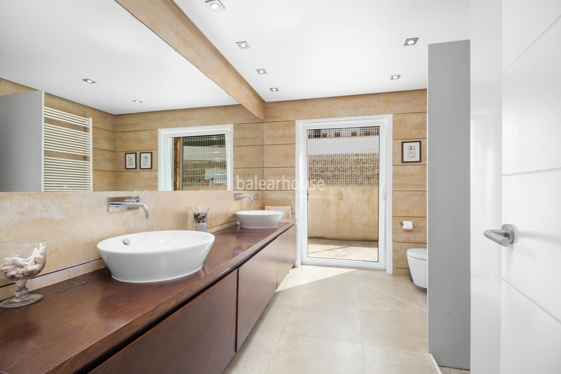 Excellent modern villa with terraces and large swimming pool close to the beach of Palma