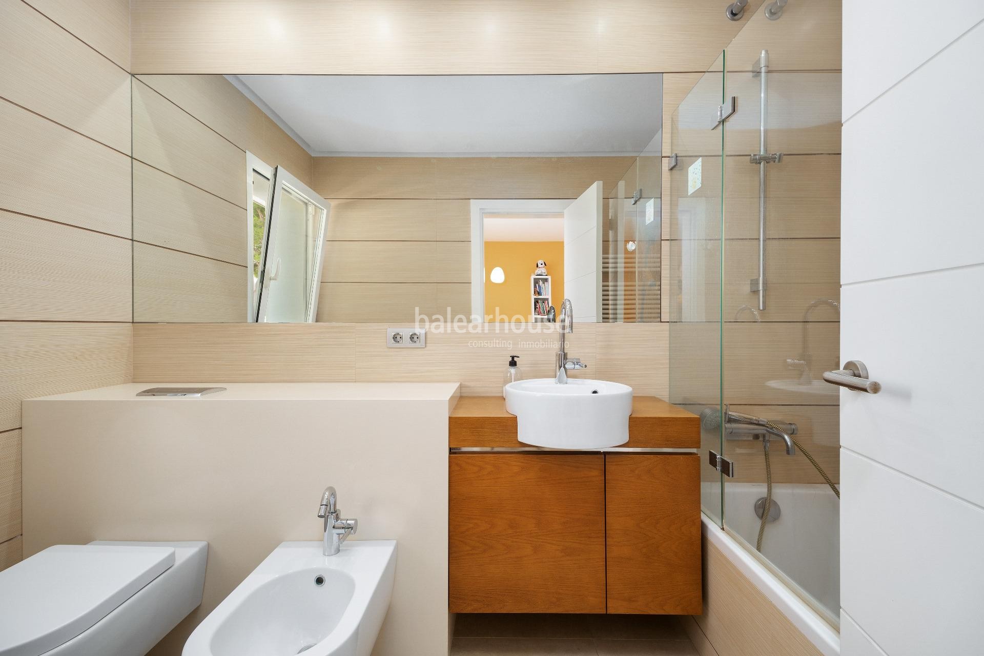 Excellent modern villa with terraces and large swimming pool close to the beach of Palma