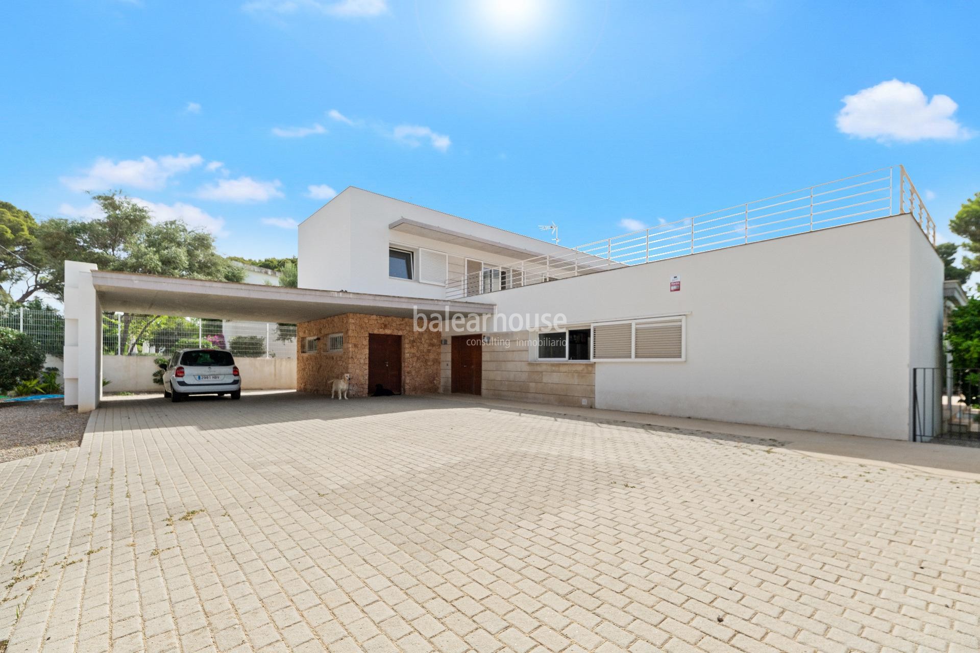 Excellent modern villa with terraces and large swimming pool close to the beach of Palma