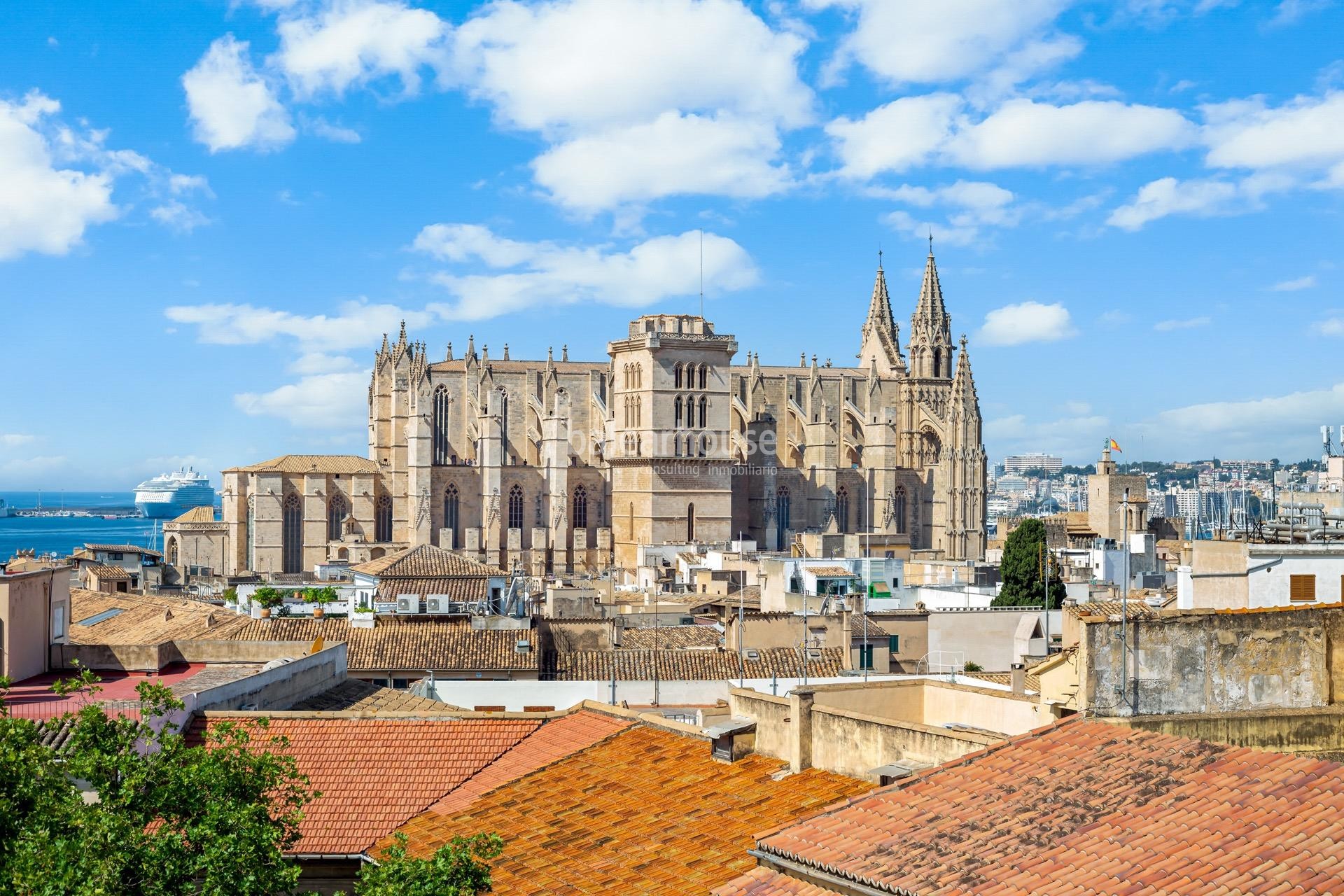 Excellent building for sale in the historic centre of Palma with fabulous views over the whole city