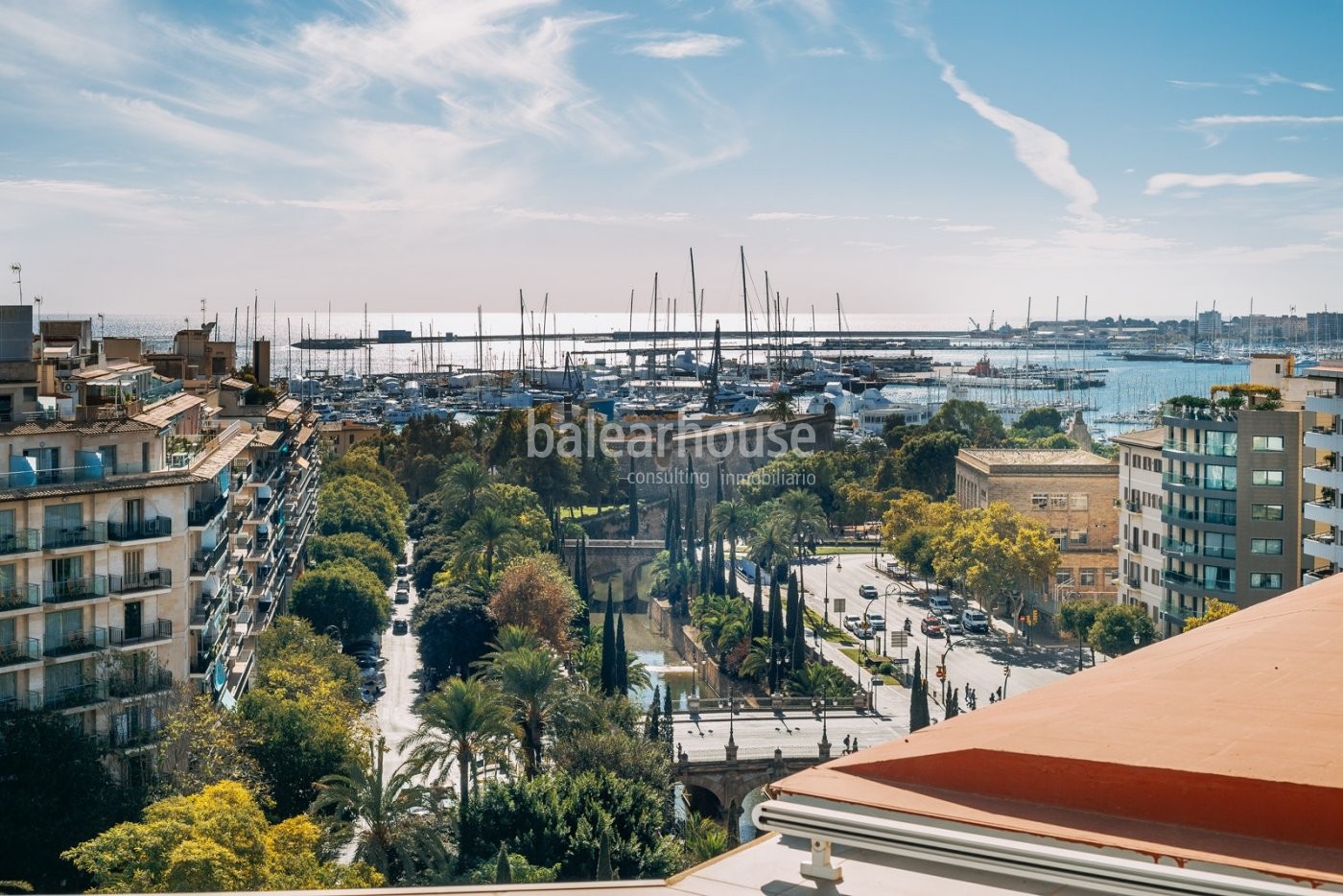 Spectacular designer penthouse in the centre of Palma with large terraces and beautiful views.