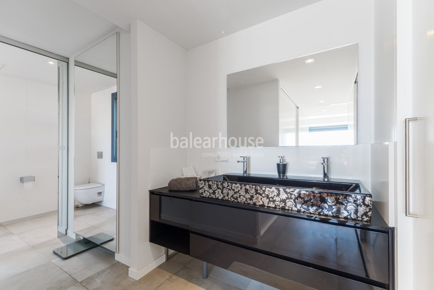 Spectacular designer penthouse in the centre of Palma with large terraces and beautiful views.