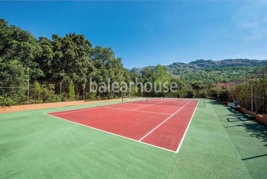Gran finca rústica en Cala San Vicente con varias casas de invitados y extensos espacios exteriores