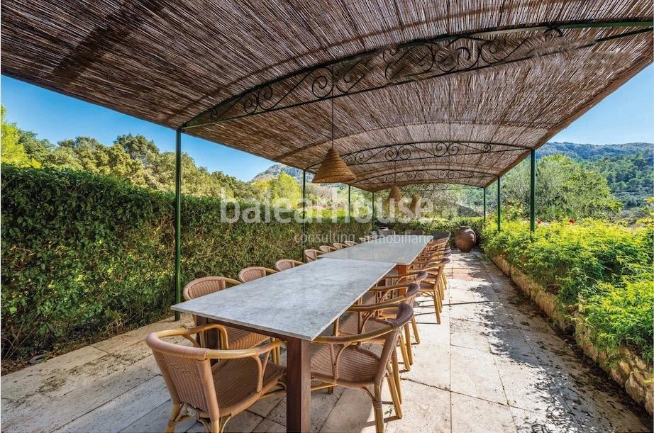 Gran finca rústica en Cala San Vicente con varias casas de invitados y extensos espacios exteriores