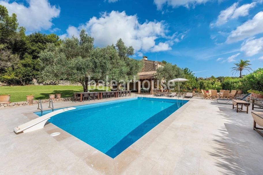 Gran finca rústica en Cala San Vicente con varias casas de invitados y extensos espacios exteriores