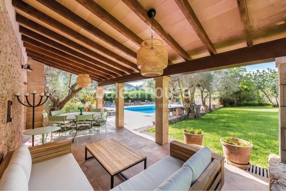 Gran finca rústica en Cala San Vicente con varias casas de invitados y extensos espacios exteriores