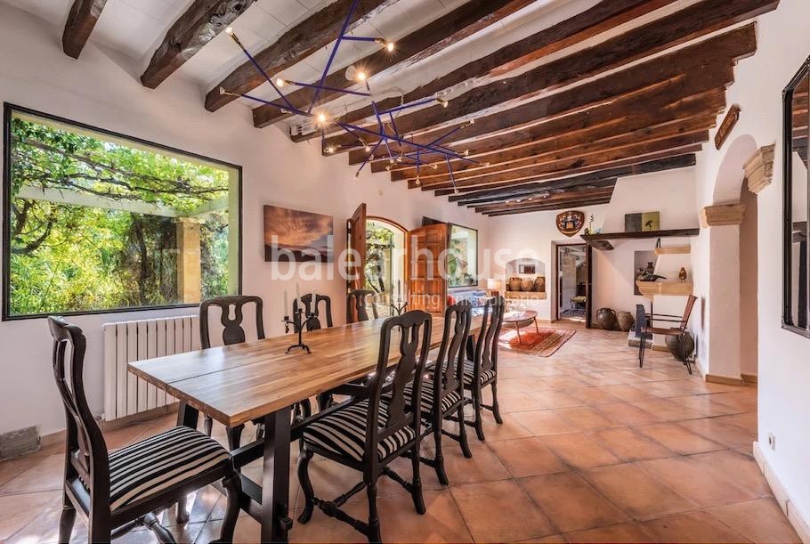Gran finca rústica en Cala San Vicente con varias casas de invitados y extensos espacios exteriores
