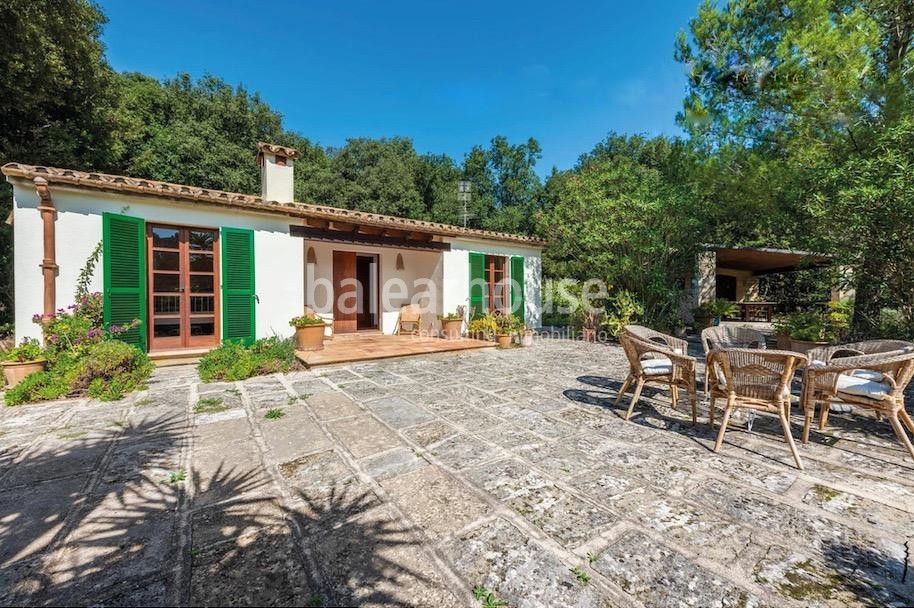 Gran finca rústica en Cala San Vicente con varias casas de invitados y extensos espacios exteriores