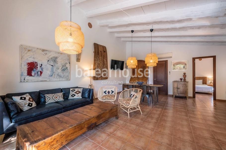 Gran finca rústica en Cala San Vicente con varias casas de invitados y extensos espacios exteriores