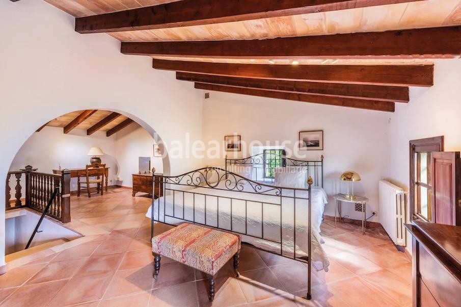 Gran finca rústica en Cala San Vicente con varias casas de invitados y extensos espacios exteriores
