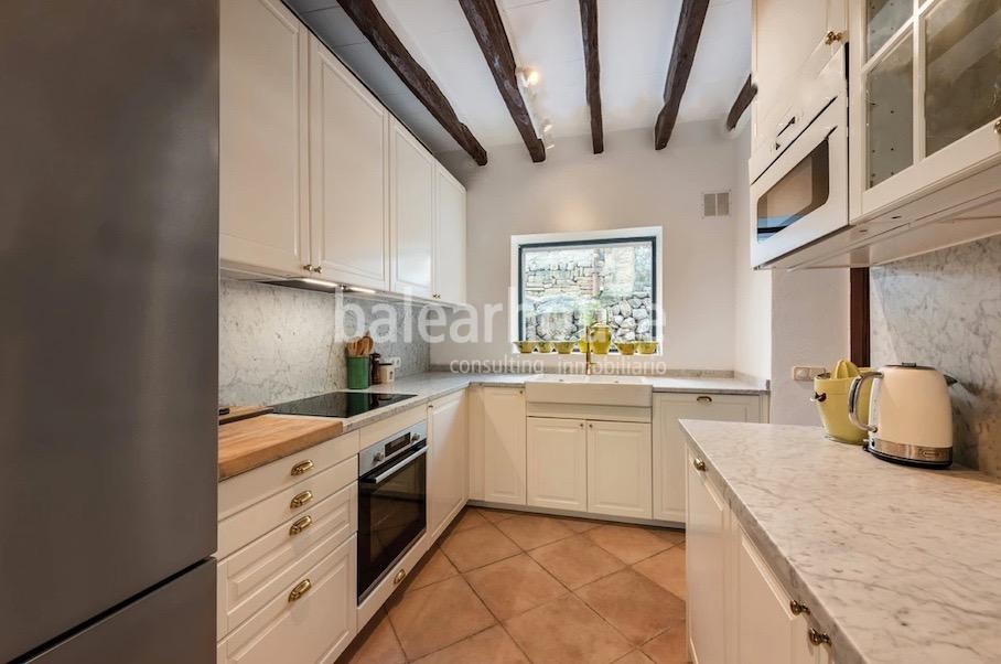 Gran finca rústica en Cala San Vicente con varias casas de invitados y extensos espacios exteriores