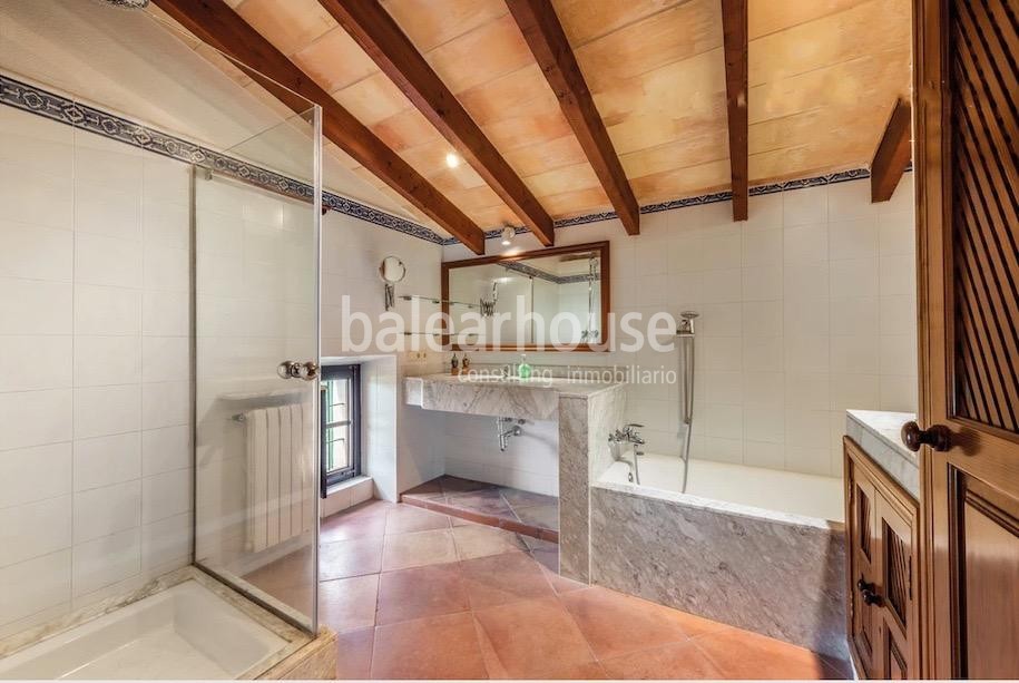 Gran finca rústica en Cala San Vicente con varias casas de invitados y extensos espacios exteriores