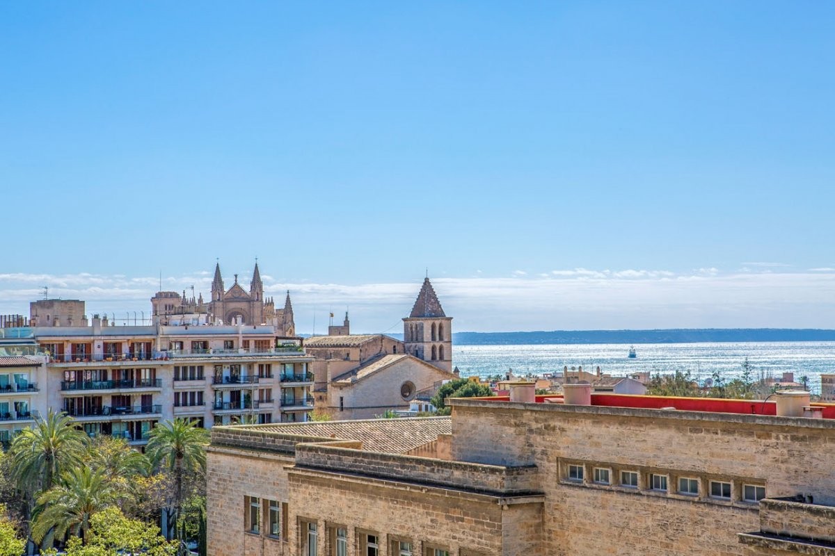 Amplitud, luz natural y excelentes vistas al mar en este piso ubicado en pleno centro de Palma.