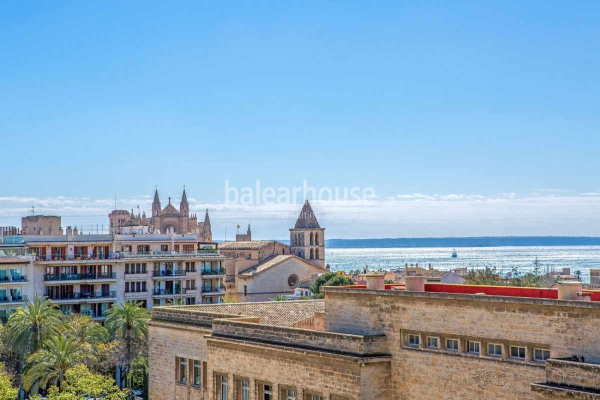Amplitud, luz natural y excelentes vistas al mar en este piso ubicado en pleno centro de Palma.