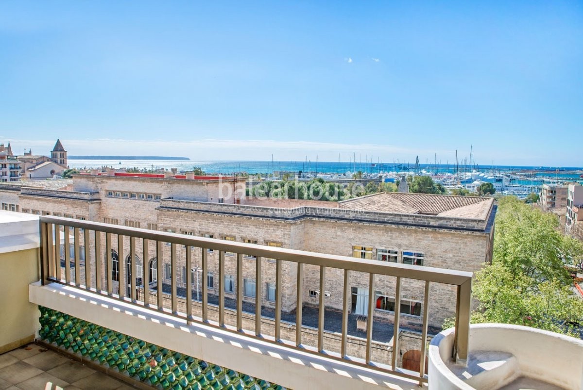 Amplitud, luz natural y excelentes vistas al mar en este piso ubicado en pleno centro de Palma.