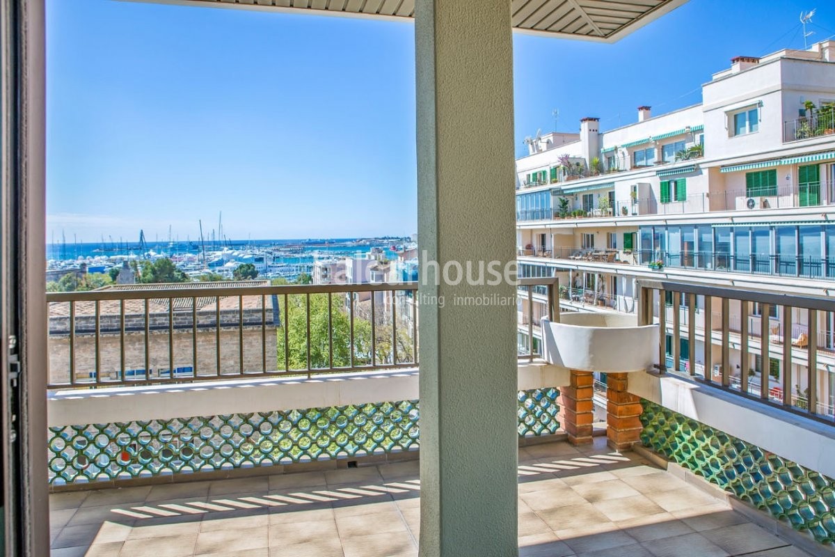 Amplitud, luz natural y excelentes vistas al mar en este piso ubicado en pleno centro de Palma.