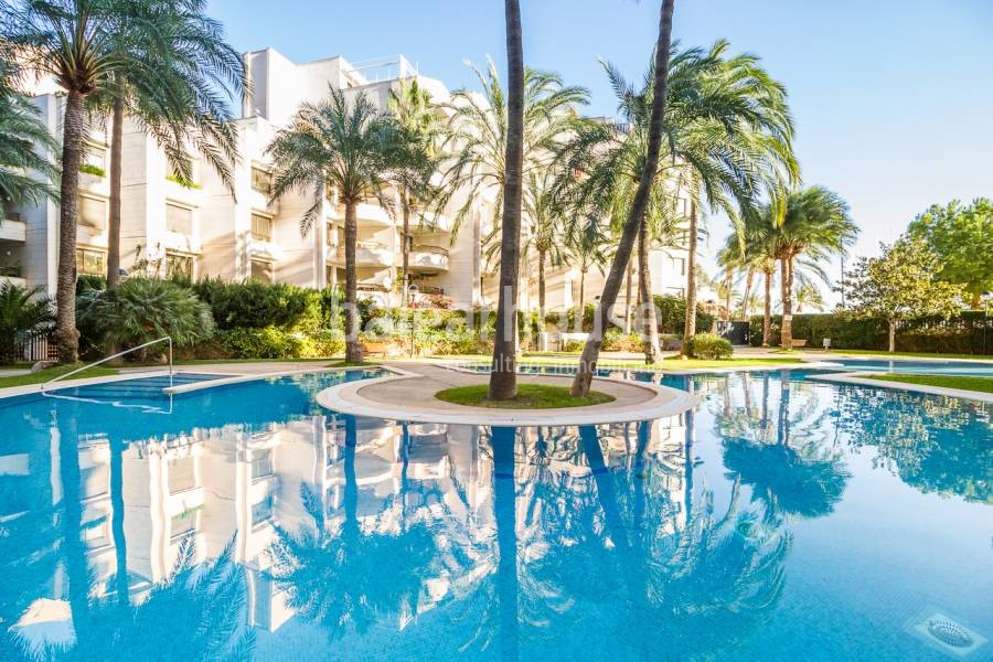 Refurbished apartment within holiday-like community in frontline to Paseo Maritimo
