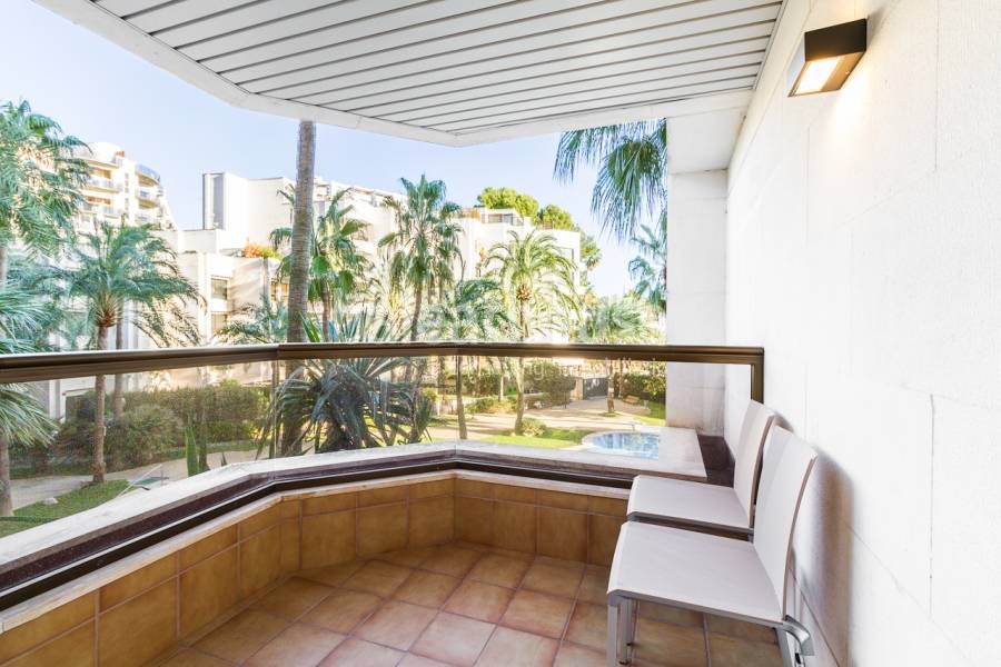 Amplio apartamento totalmente reformado en reconocida comunidad del Paseo Maritimo