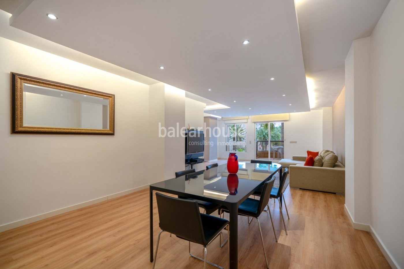Amplio apartamento totalmente reformado en reconocida comunidad del Paseo Maritimo