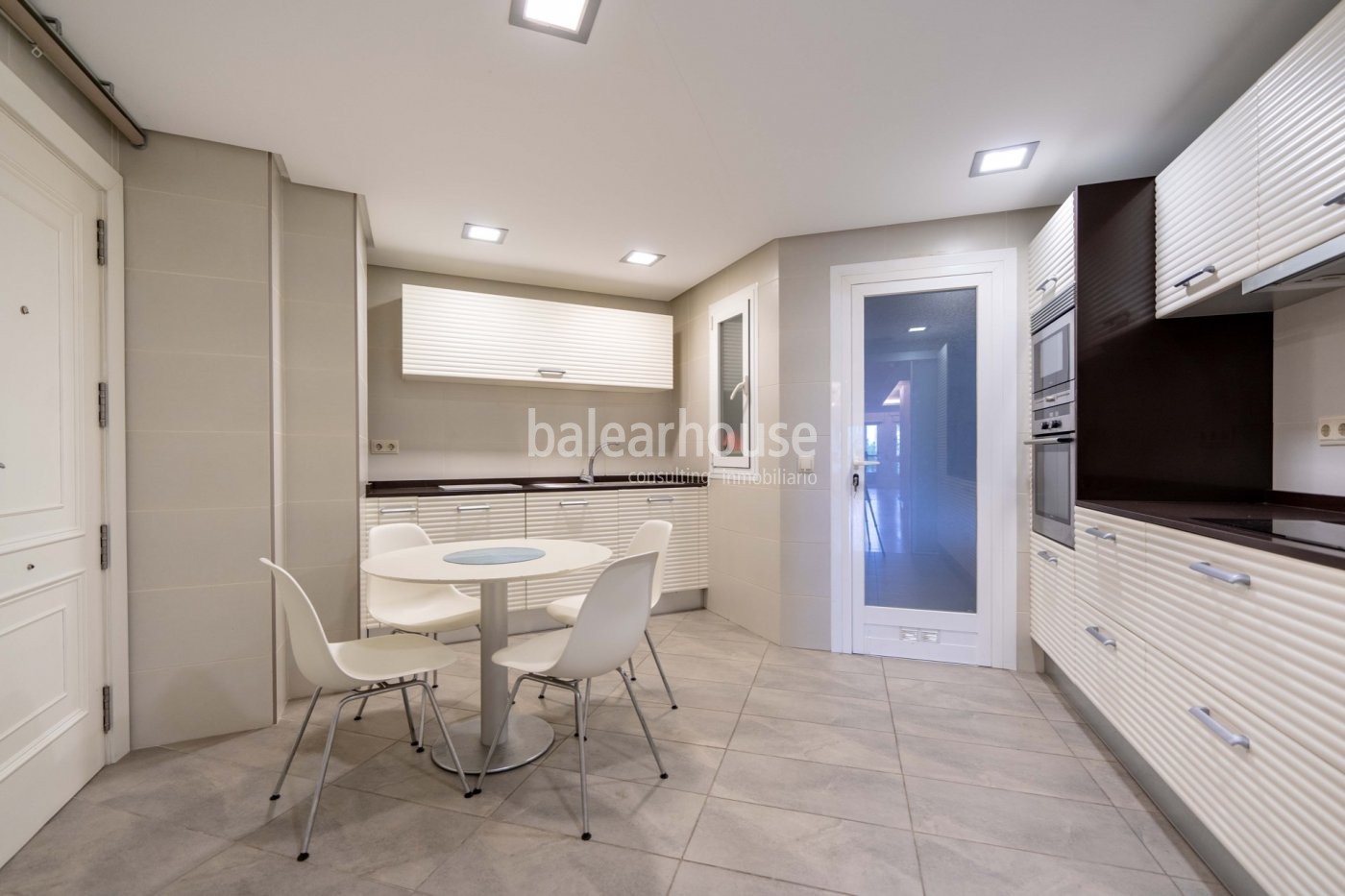 Amplio apartamento totalmente reformado en reconocida comunidad del Paseo Maritimo