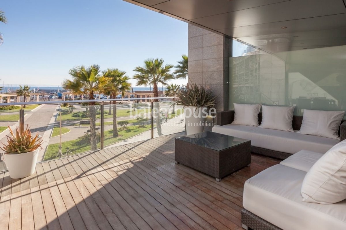 La intensa luz de la costa invade cada rincón de este piso de lujo con exclusivas vistas al mar.