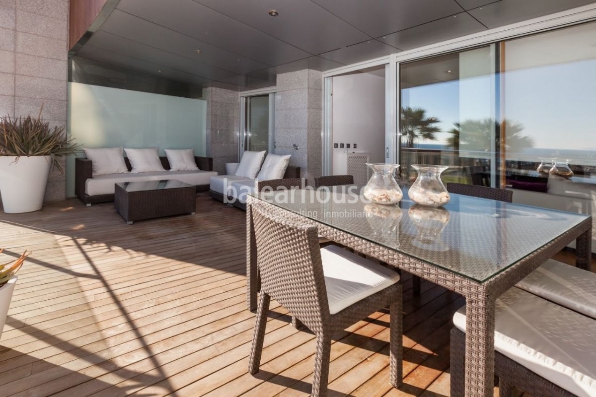 La intensa luz de la costa invade cada rincón de este piso de lujo con exclusivas vistas al mar.