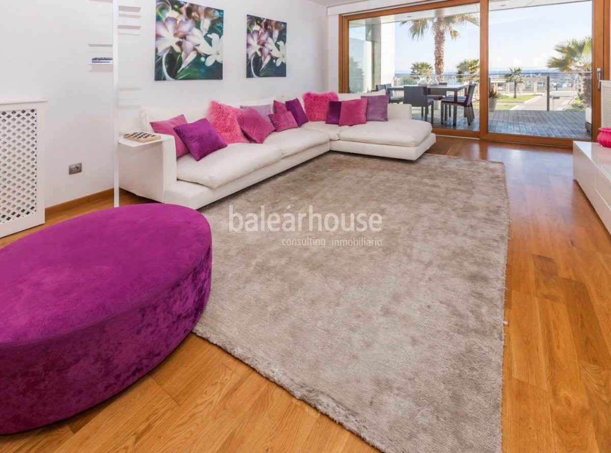 La intensa luz de la costa invade cada rincón de este piso de lujo con exclusivas vistas al mar.