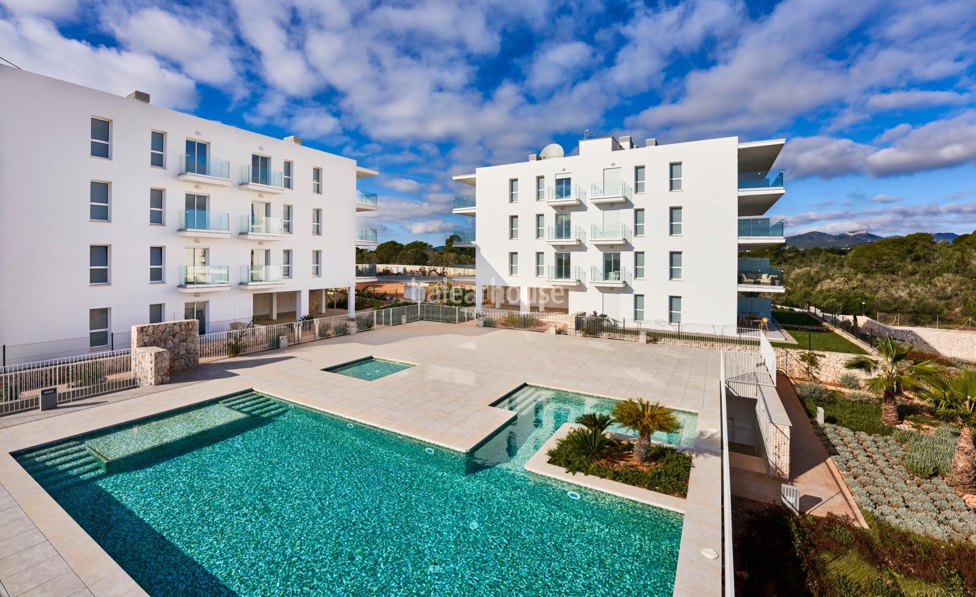 Excelente complejo de viviendas de obra nueva con terrazas y piscina cerca de la playa en Cala D’Or
