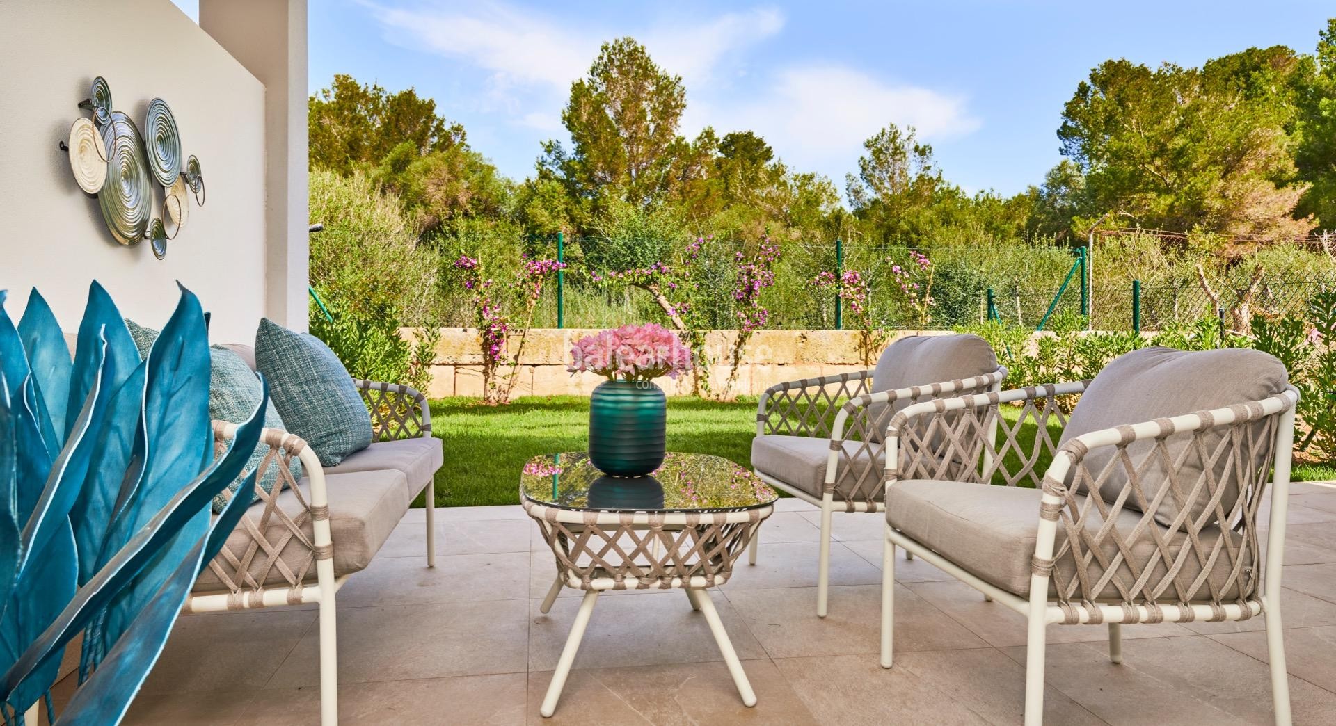 Cuidado complejo con modernas viviendas de obra nueva muy cerca de la playa en Cala Bona.