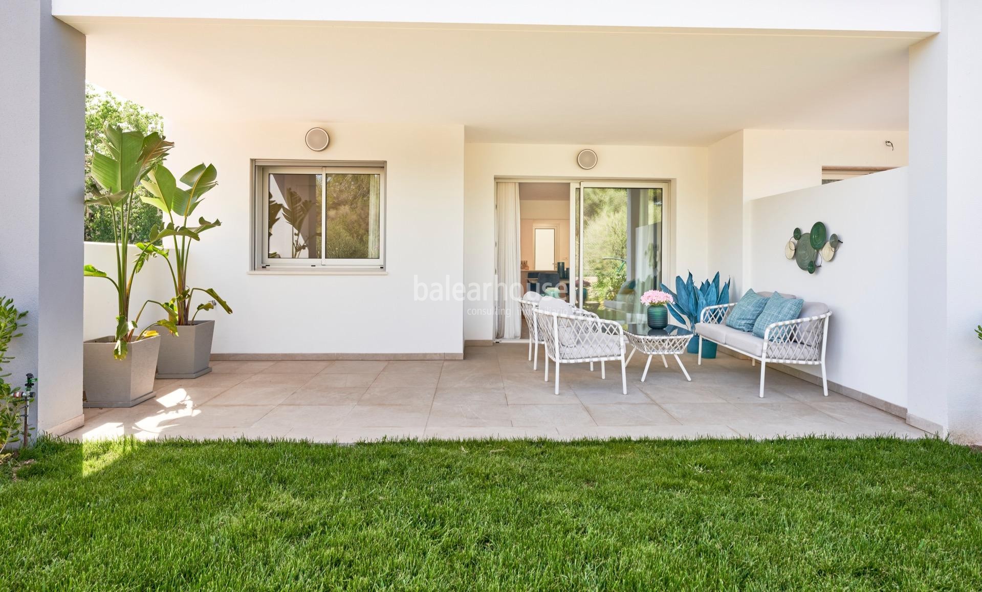 Cuidado complejo con modernas viviendas de obra nueva muy cerca de la playa en Cala Bona.