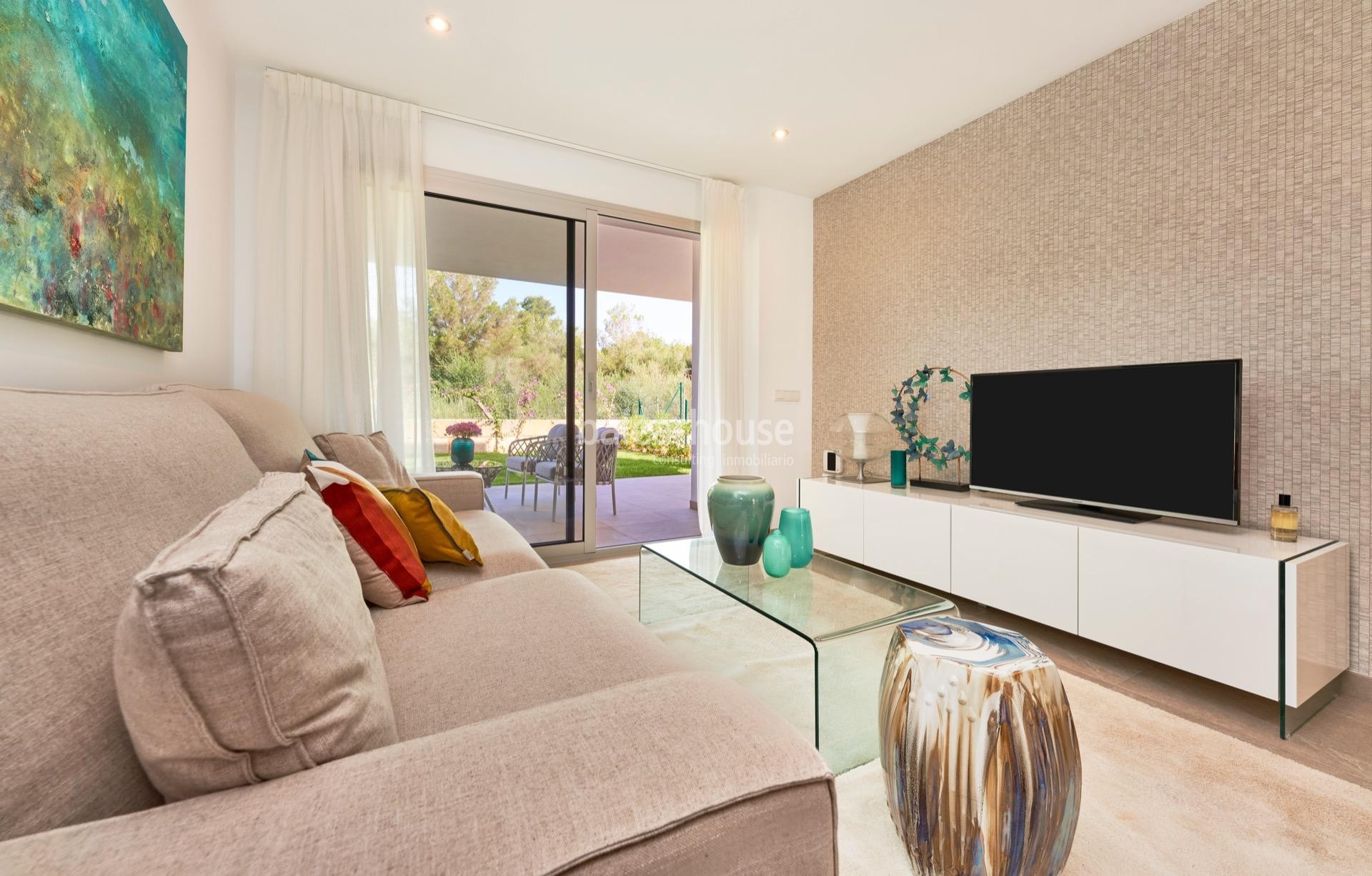 Cuidado complejo con modernas viviendas de obra nueva muy cerca de la playa en Cala Bona.