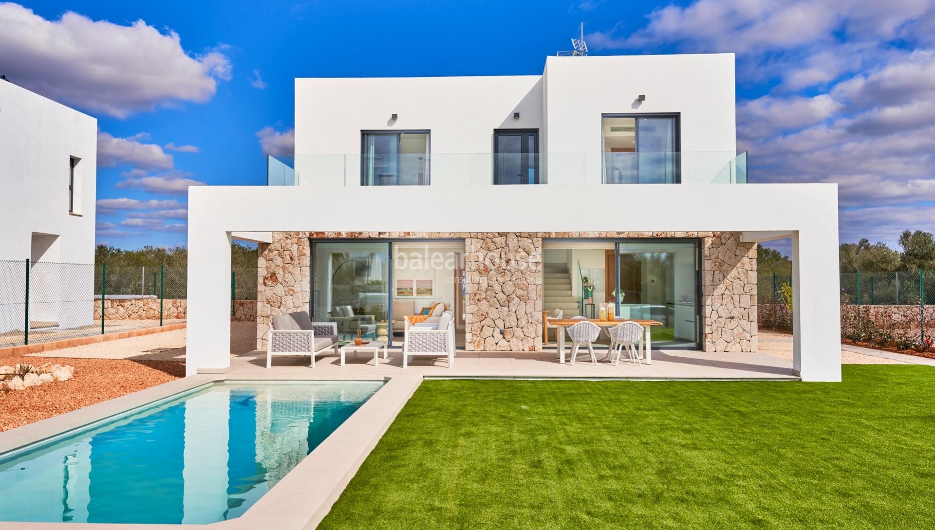 Moderne neue Villen in der Nähe des Strandes von Sa Rápita mit privatem Garten und Schwimmbad