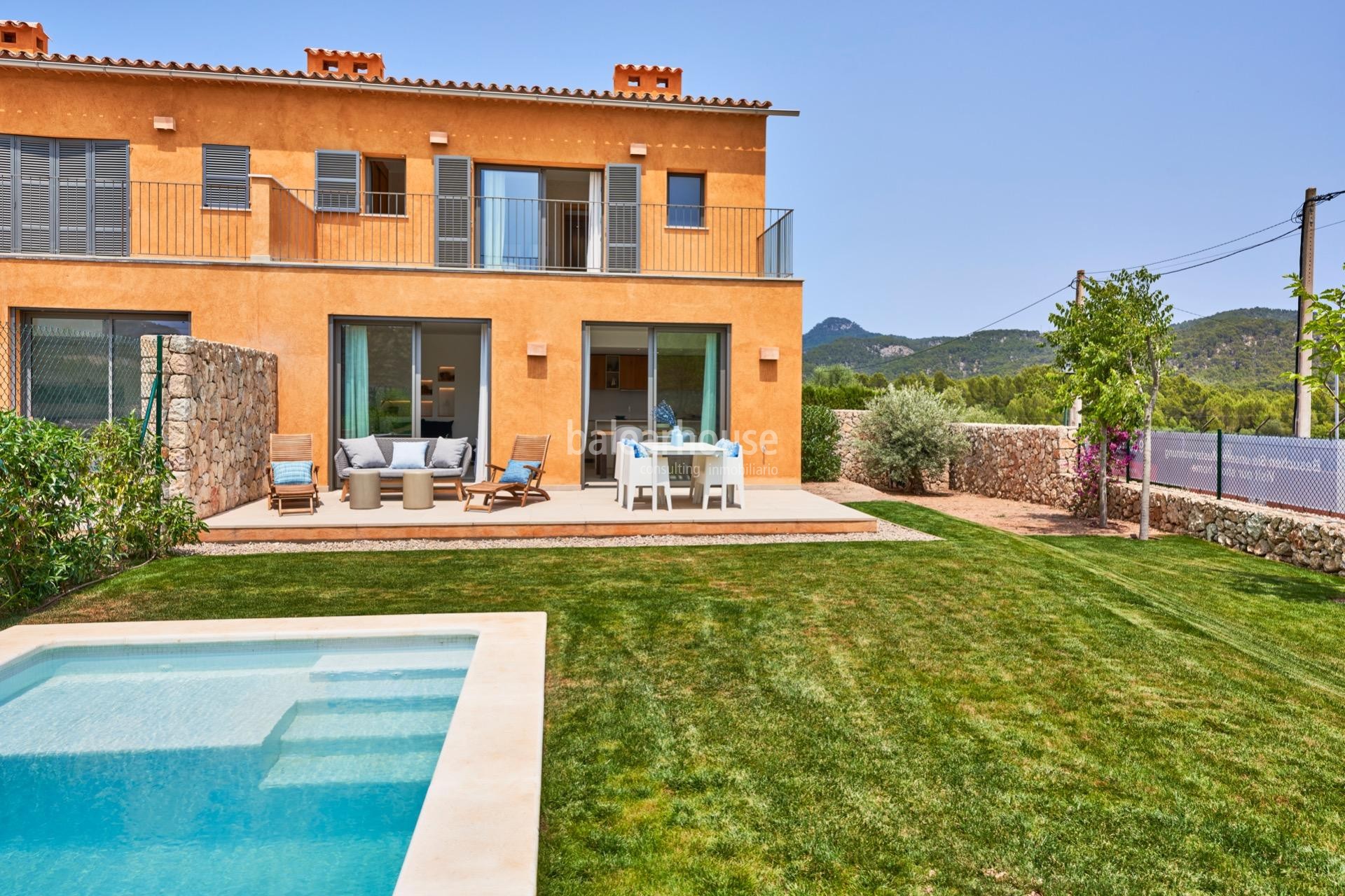 Bonitas casas de obra nueva con jardín y piscina privados en un impresionante paisaje natural